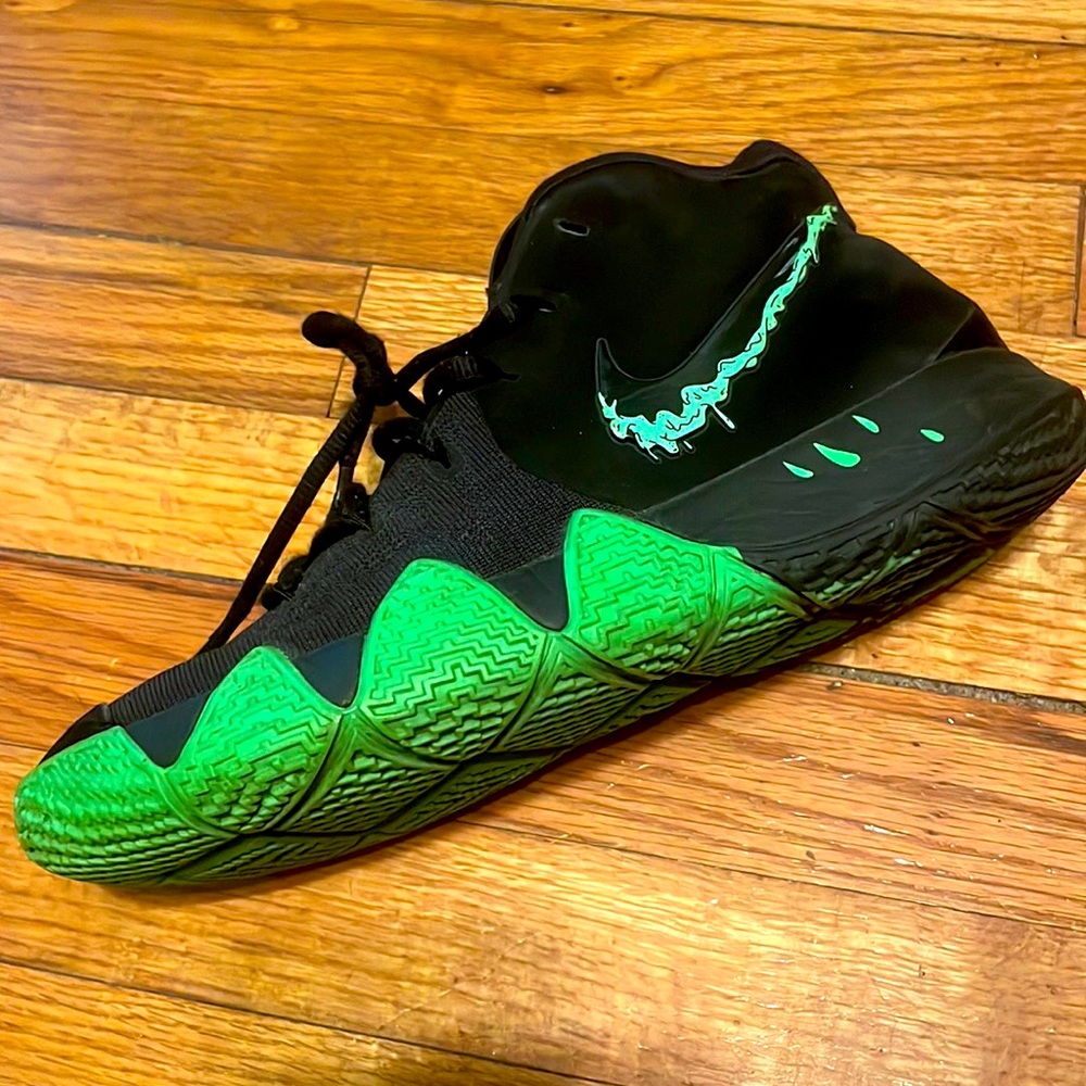 Nike Kyrie Halloween size 7 GS